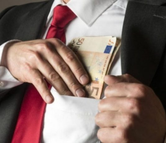 ME TË HOLLA NUK BLIHET ÇDO GJË !