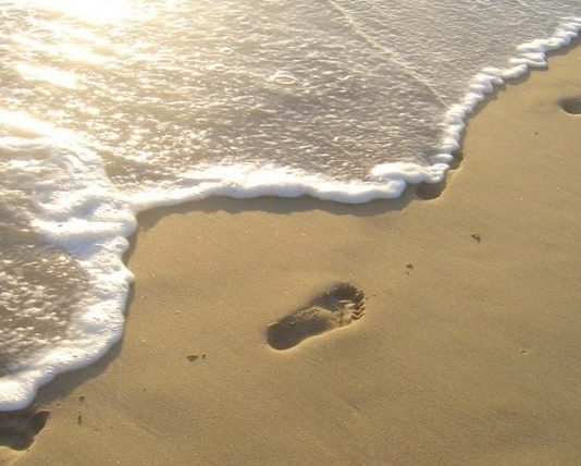 BËHU NJERI QË LE GJURMË TË MIRË