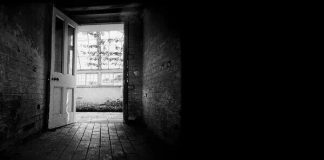 LOTËT TANË NUK I NDIEN, PËRVEÇSE AI, QË BANOJMË NË ZEMRËN E TIJ