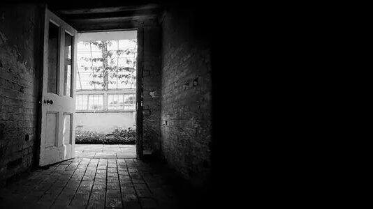 LOTËT TANË NUK I NDIEN, PËRVEÇSE AI, QË BANOJMË NË ZEMRËN E TIJ