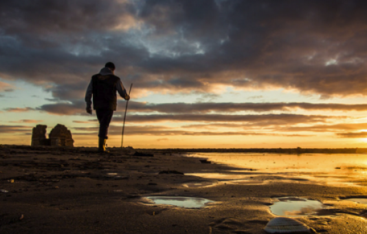 TË KËNAQURIT E NJERËZVE ËSHTË SYNIM QË NUK ARRIHET