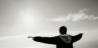 LUMTURIA ËSHTË E THJESHTË PO NE NUK DIMË SE SI TA GJEJMË