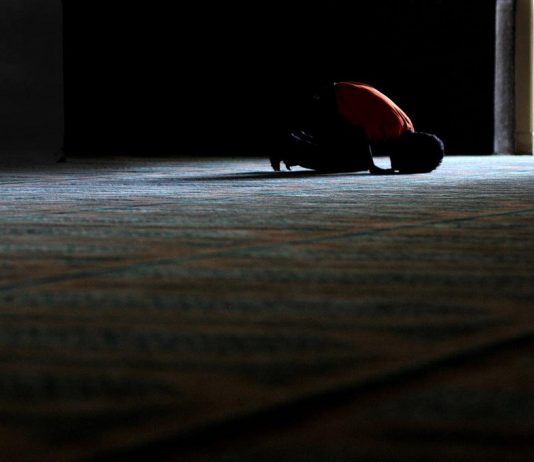 “PRANDAJ, MË KUJTONI MUA (ME NAMAZ E LUTJE) QË UNË T’JU KUJTOJ (ME SHPËRBLIME)”