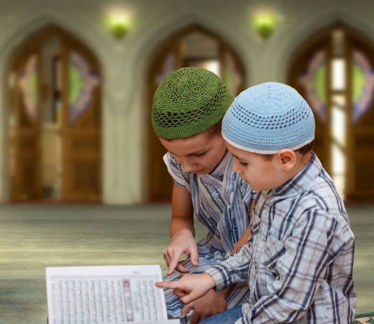 E PRANOI ISLAMIN NË MOSHËN TETË VJEÇARE