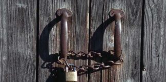 MOS I MBYLL TË GJITHA DYERT!