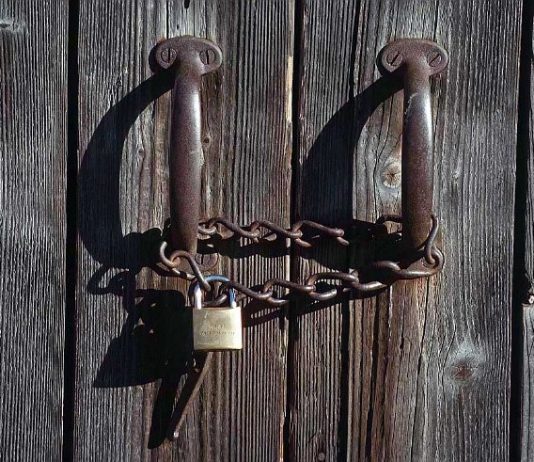 MOS I MBYLL TË GJITHA DYERT!