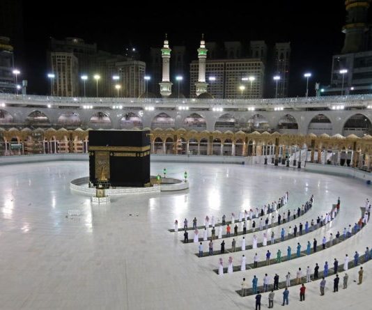 NJERIU QË I LUTEJ ALLAHUT NË QABE