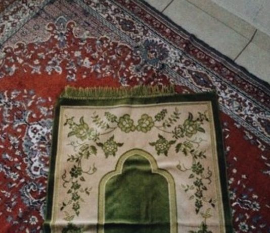 PËRULJA NË NAMAZ – RREGULLA DHE DOBI