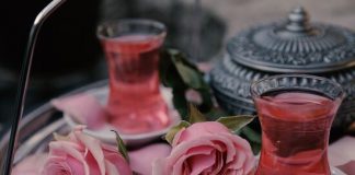 PSE TË VJEN TURP TË SILLESH ME GRUAN ASHTU?!