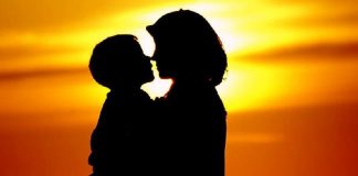 A KE MUNDËSI TA SHPËRBLESH NËNËN TËNDE?!