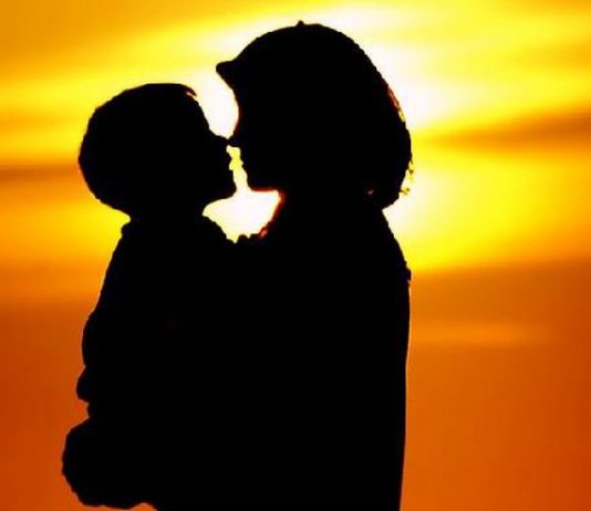 A KE MUNDËSI TA SHPËRBLESH NËNËN TËNDE?!