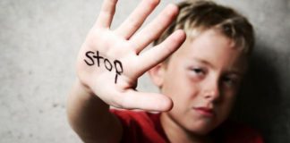 SI TA PËRMBASH VETEN QË MOS TA RRAHËSH FËMIJËN TËND!!