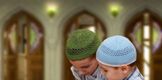 E PRANOI ISLAMIN NË MOSHËN TETË VJEÇARE