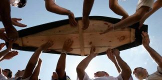 TRI GJËRAT QË E PËRCJELLIN TË VDEKURIN!