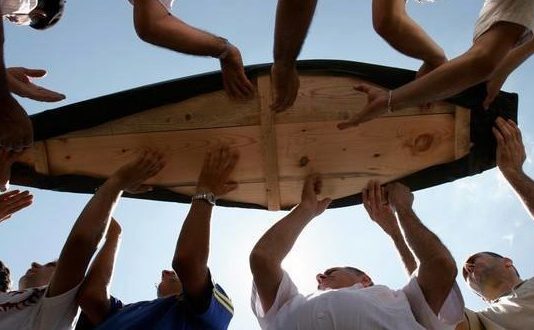 TRI GJËRAT QË E PËRCJELLIN TË VDEKURIN!