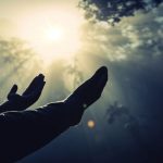 TRI GJËRAT QË E PËRCJELLIN TË VDEKURIN!