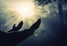 TRI GJËRAT QË E PËRCJELLIN TË VDEKURIN!