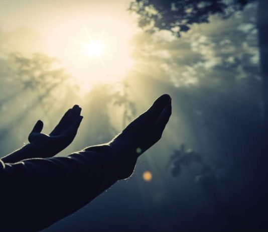 TRI GJËRAT QË E PËRCJELLIN TË VDEKURIN!