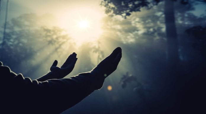 TRI GJËRAT QË E PËRCJELLIN TË VDEKURIN!