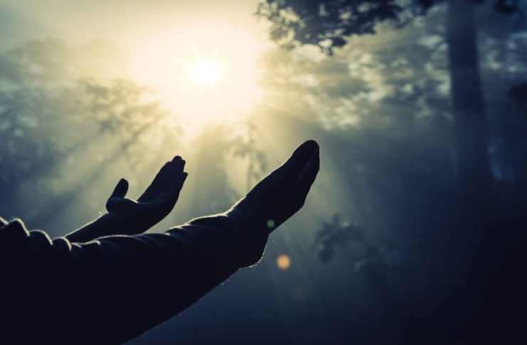 TRI GJËRAT QË E PËRCJELLIN TË VDEKURIN!