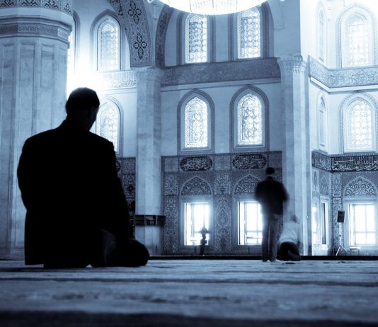 PËRULJA NË NAMAZ